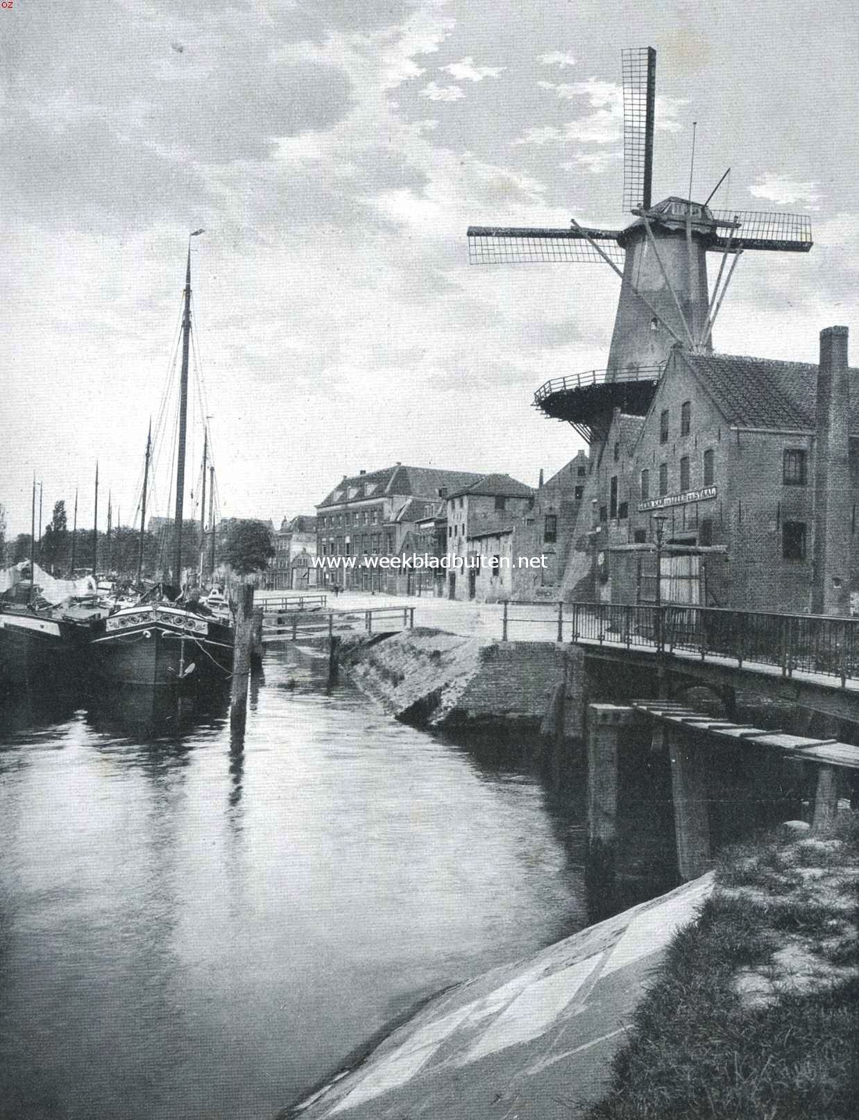 De gebouwen der Oost-Indische Compagnie. Gezicht op de Achterhaven te Delfshaven, het hooge breede huis op het midden der afbeelding is het voormalige Zeemagazijn van de kamer Delft der Oost-Indische Compagnie