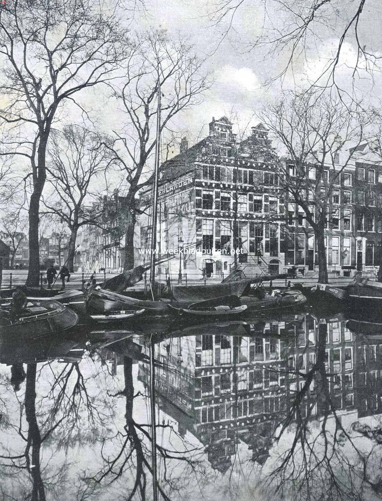 Een barbaar aan het werk. De thans gesloopte huizen aan de Keizersgracht hoek Westermarkt te Amsterdam. Door hunne verdwijning is de hoofdstad een prachtig stadsbeeld armer geworden