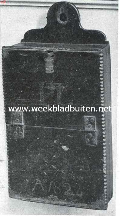 Schoolbord of kastje, waarin de leerlingen hun boeken enz. bewaarden