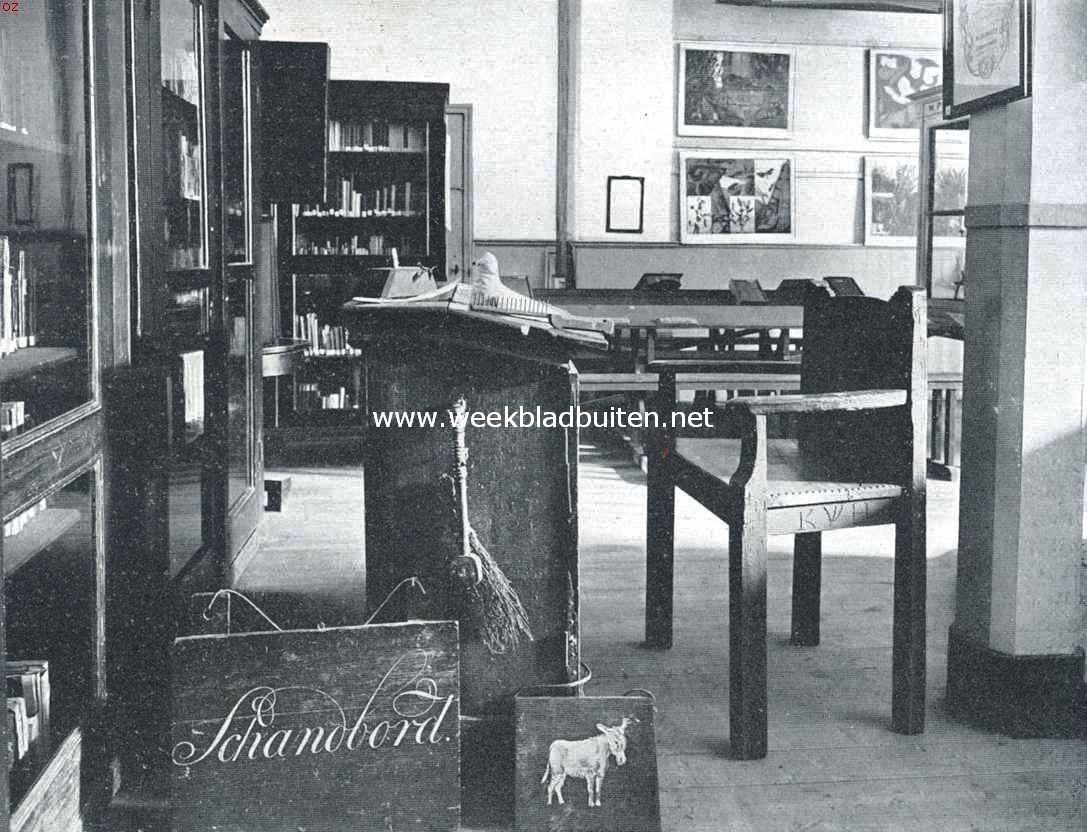 Stoel en lessenaar van den meester uit den ouden tijd. Er v��r staat een schoolbord, dat luie, en een ezelsbord, dat domme jongens tot straf moesten dragen. Aan den lessenaar hangen de roe en de plak en er op ligt een vogeltje van lappen gemaakt, dat door den meester naar stoute jongens werd toegeworpen en dat ze hem moesten terugbrengen om het hun toegedachte aantal klappen met de plak in de handpalm in ontvangst te nemen. - Op den lessenaar liggen ook nog een ruwe houten kam met groote ijzeren pennen, voor kinderen, die niet zindelijk op hun hoofd waren, benevens een houten blok met een smeerkaars en een snuiter. Achter den lessenaar kan men nog een paar oude schoolbanken zonder rugleuning opmerken. (Schoolmuseum te Amsterdam)