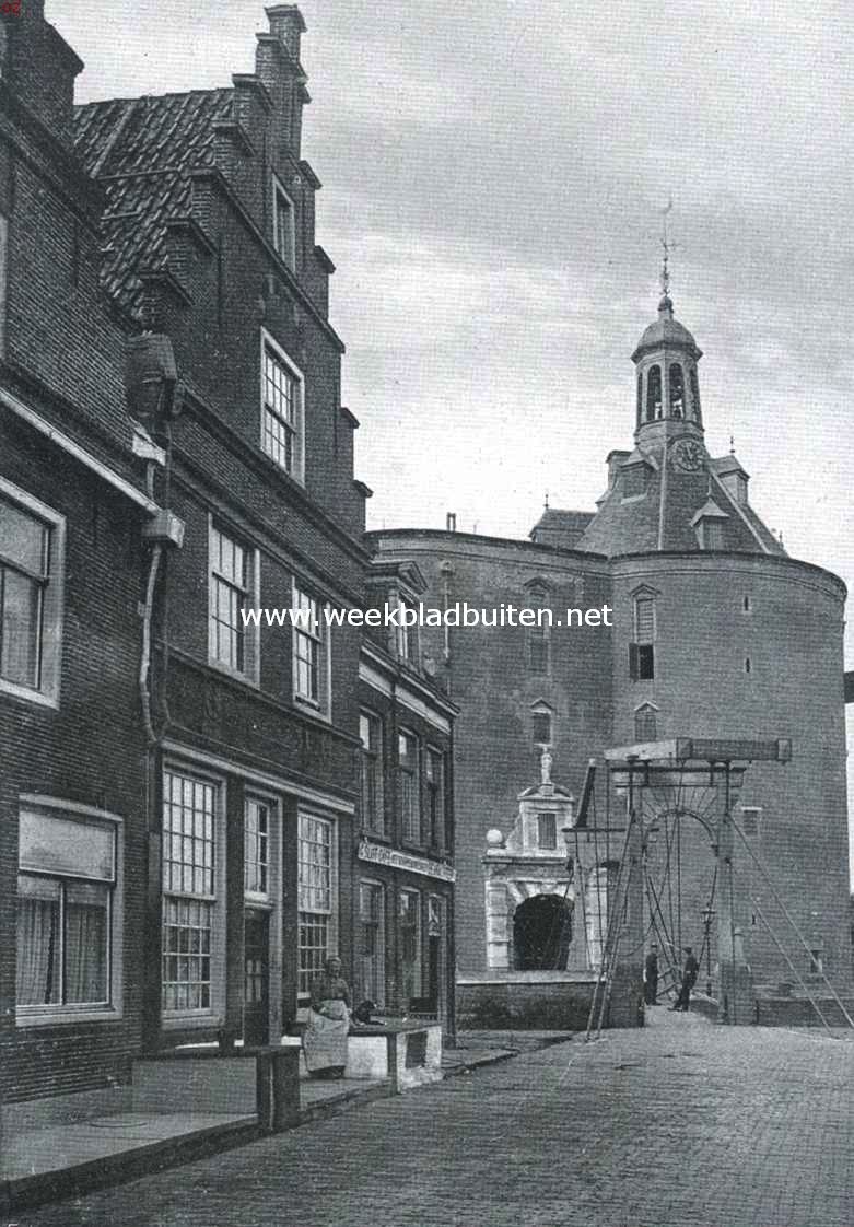 Huis met trapgeveltje (links) aan het Zuiderspui bij den Drommedaris te Enkhuizen, aangekocht door de Vereeniging Hendrick de Keyser