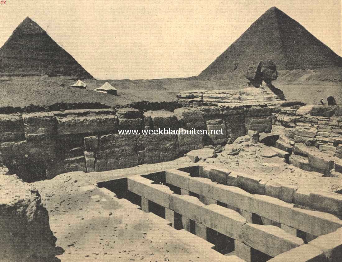De Nijlreis. Gezicht op den groep van sphinx, pyramiden, en door het zand bedolven tempel bij Caïro