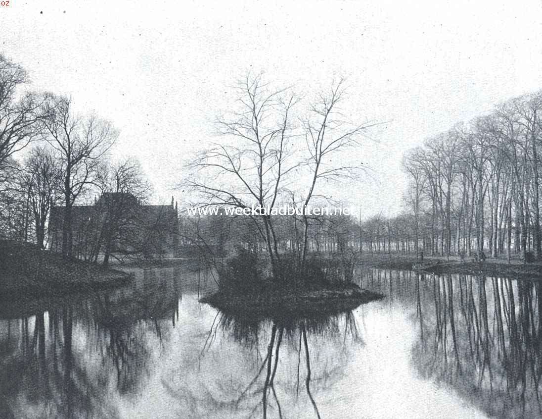 Alkmaar. Kennemersingel bij Geesterbrug in den winter. Op den achtergrond links het Gerechtsgebouw, rechts de Geesterhout. Het eilandje is thans verdwenen