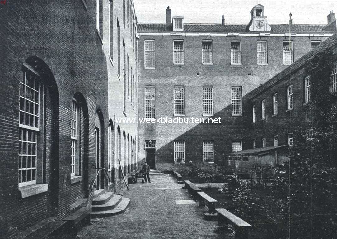 Het Armenhuis te Amsterdam. Een der vier binnenplaatsen, gezicht van het middengebouw naar de achterzijde van het voorgebouw. De ramen links waren vroeger open bogen