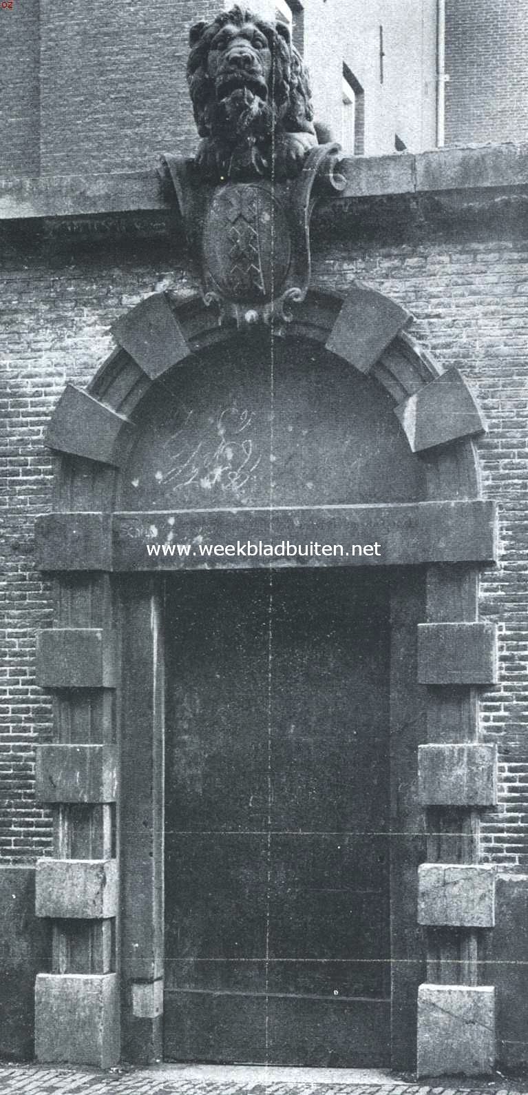 Het Armenhuis te Amsterdam. Het zoogenaamde Leeuwenpoortje in den ringmuur aan de Nieuwe Kerkstraat, vroger bijzondere ingang voor de spinhuis-vrouwen