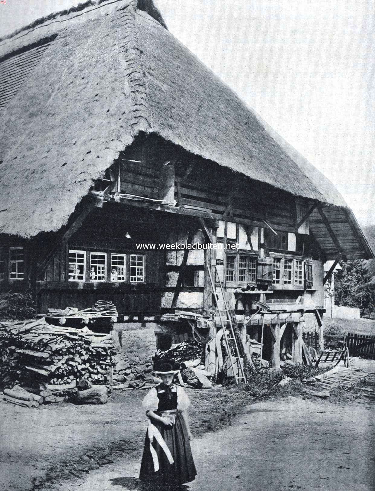 Huis in het Gutach-dal (Schwarzwald). Op den voorgrond vrouw in zondagsche kleederdracht