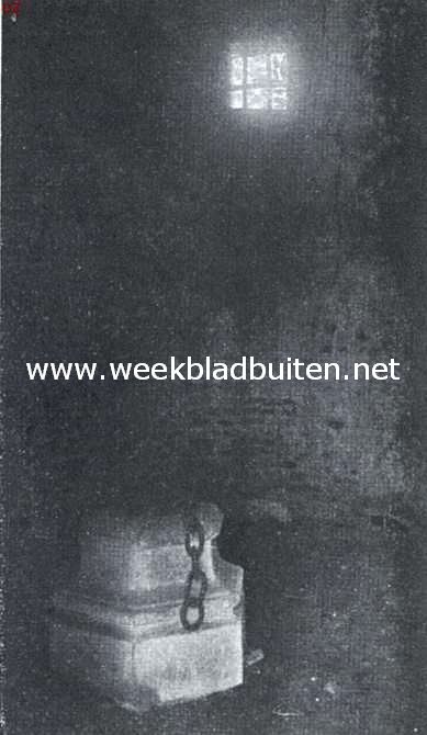 Heenvliet en de rune Ravestein. Hoekje met steen en ketting in de gevangenis van de rune Ravestein