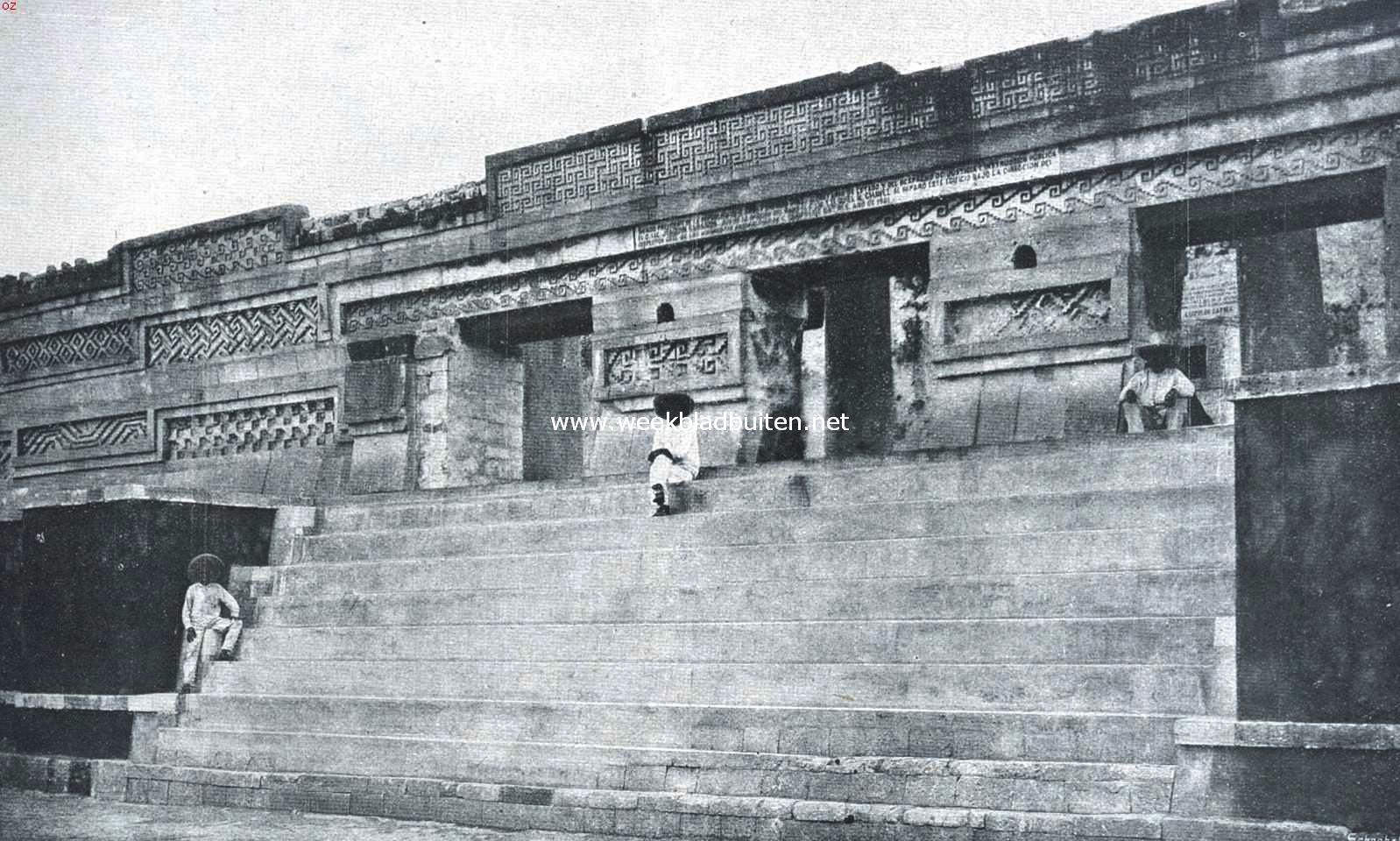 Bij de tempelrunen van Mitla. De trap en de toegangspoorten van den tempel van Mitla