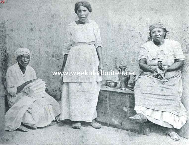 Dagelijksche dingen van Curaao. Dienstpersoneel. Van deze drie negerinnen heeft de linksche den slaventijd nog gekend
