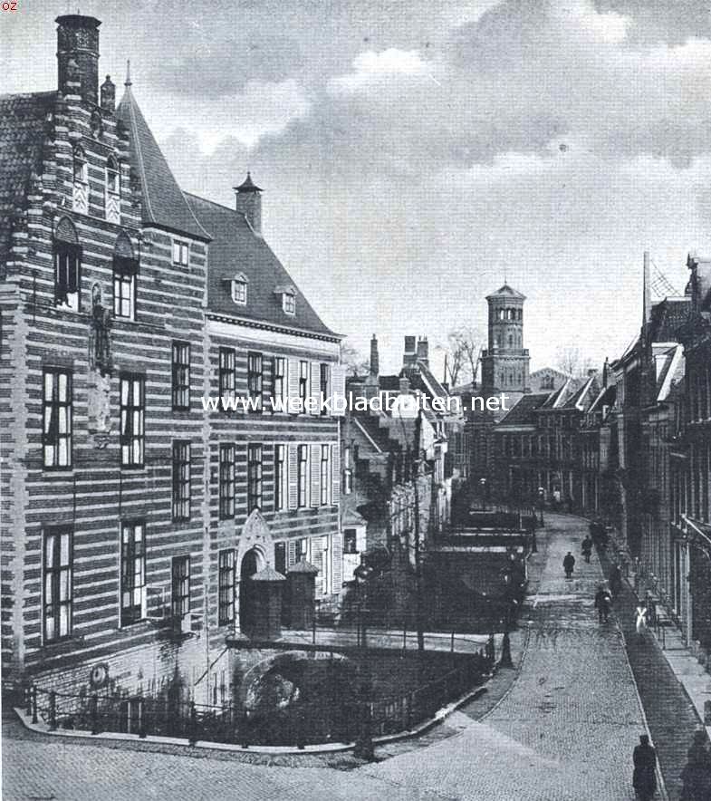 De Kromme Nieuwe Gracht te Utrecht met (links) Paushuize