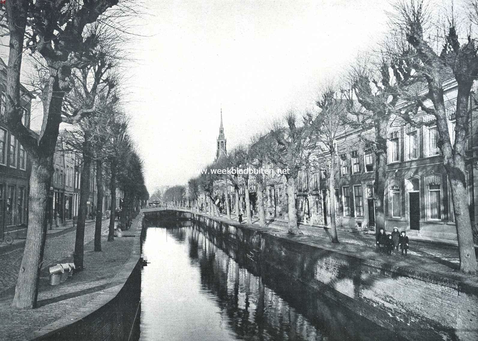 Schoonhoven. De haven te Schoonhoven. Het driehoekige dak op den achtergrond is dat van de Waag