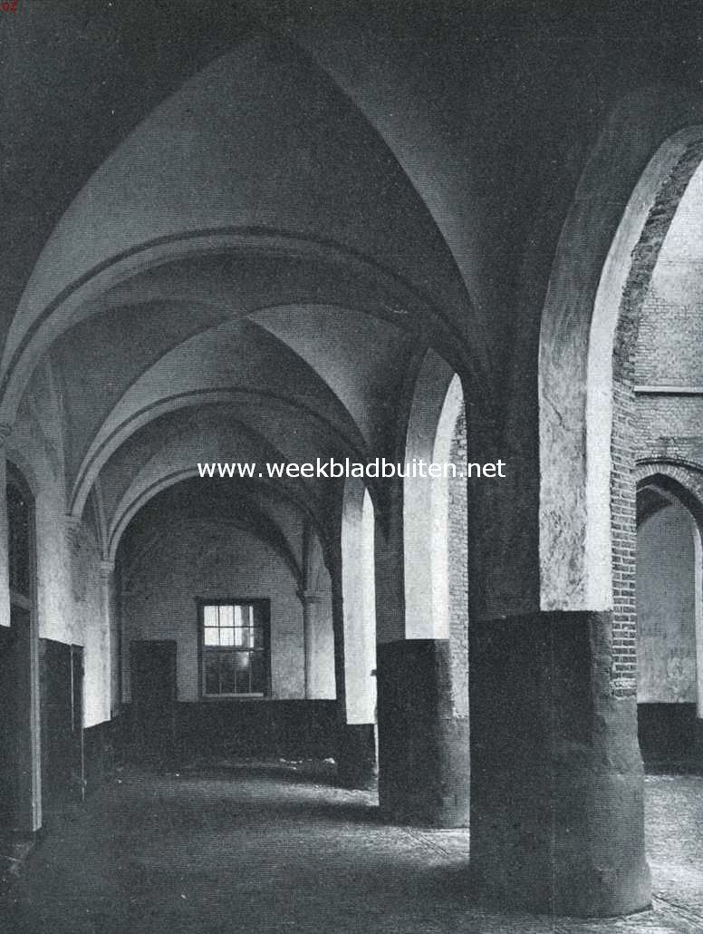 Het Stadhuis te Haarlem. Kruisgang om den binnenhof (de 