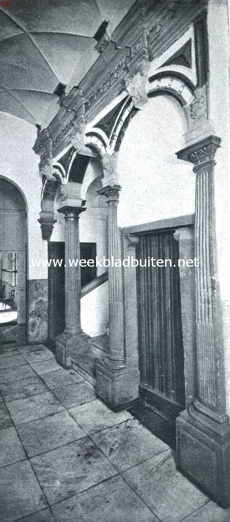 Het Stadhuis te Haarlem. De omlijsting van den opgang tot de bibliotheek, van 1595