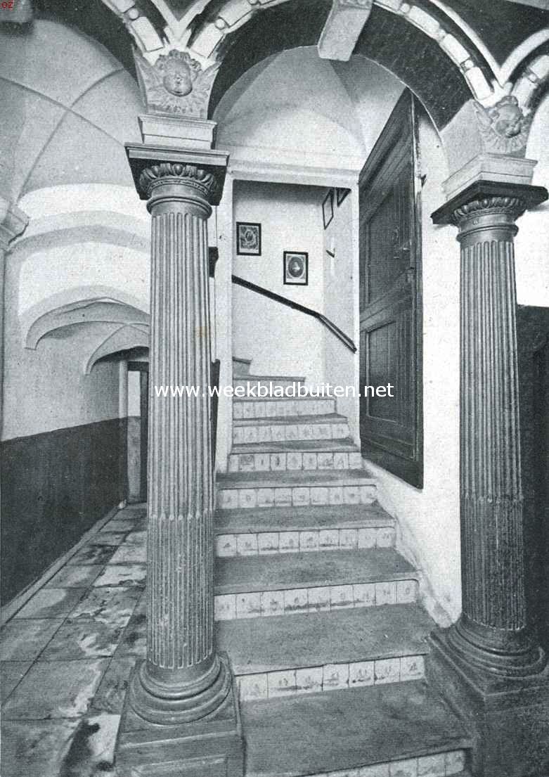 Het Stadhuis te Haarlem. Detail van de portiek voor den opgang naar de bibliotheek