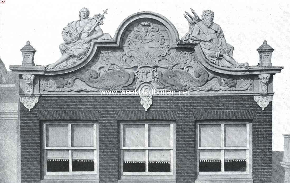 Bekroning van een gevel aan de Nieuwstraat te Hoorn