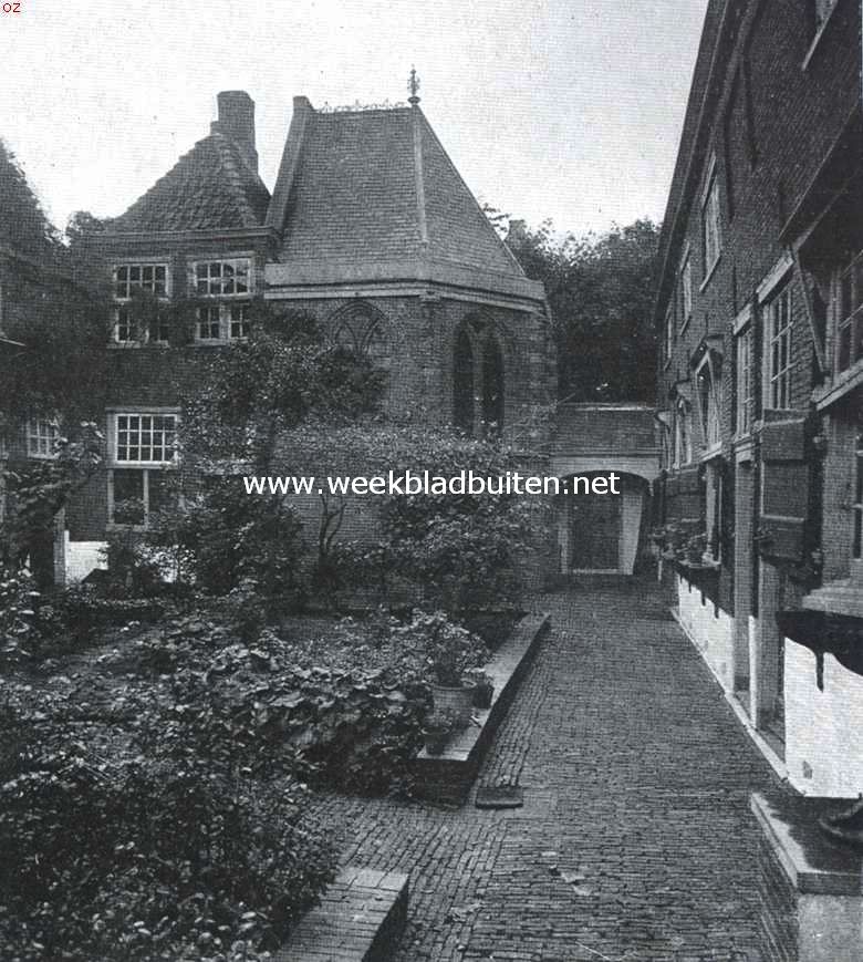 Leidsche Hofjes. Binnenplaats van het St. Annahofje, met op den achtergrond de kapel. Rechts daarvan de poort aan de Hooigracht