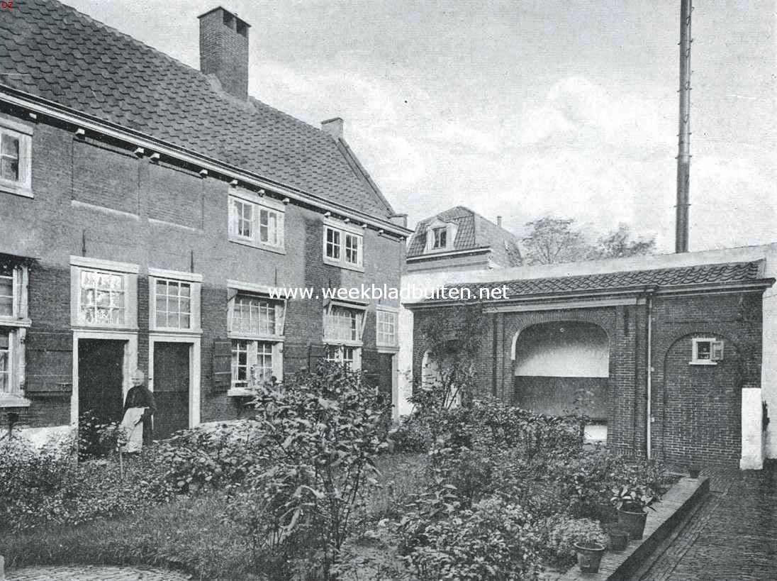 Leidsche Hofjes. Kijkje op de binnenplaats van het St. Annahofje, met achteruitgang links van het tuinhuisje