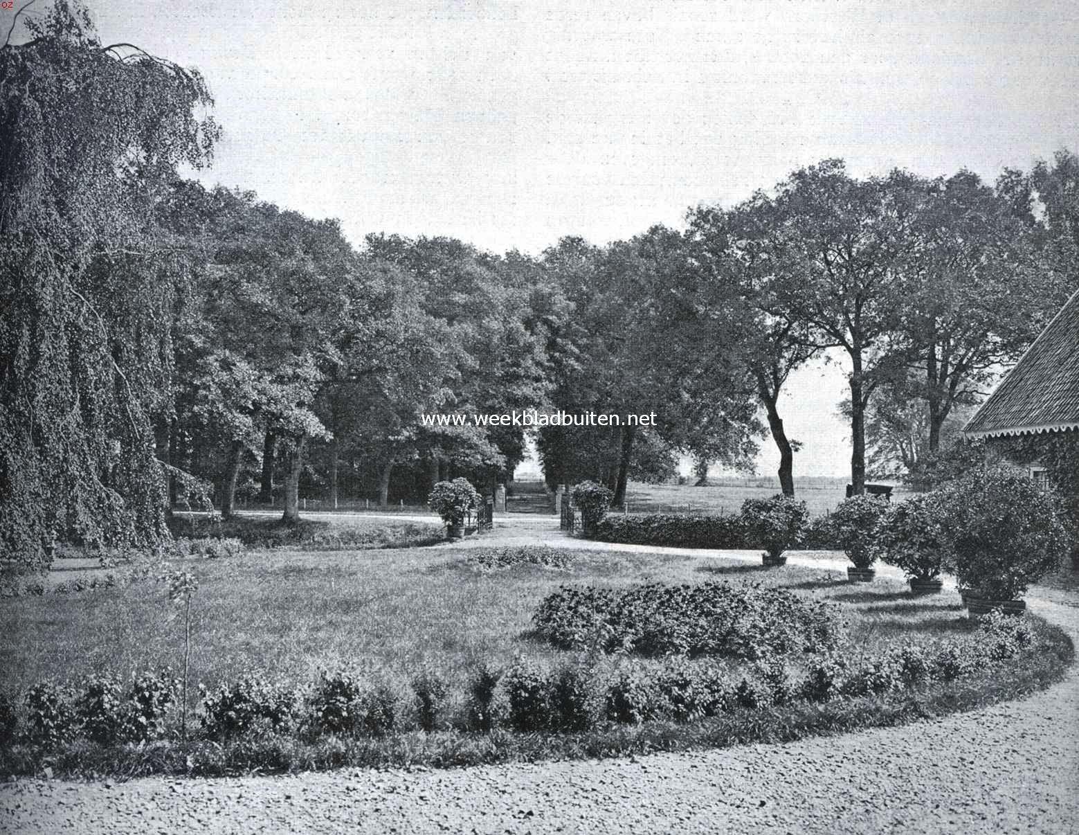 Het Huis Oldengaerde en de vroegere havezathen te Dwingeloo. De buitenhof van Oldengaerde, van het huis uit gezien