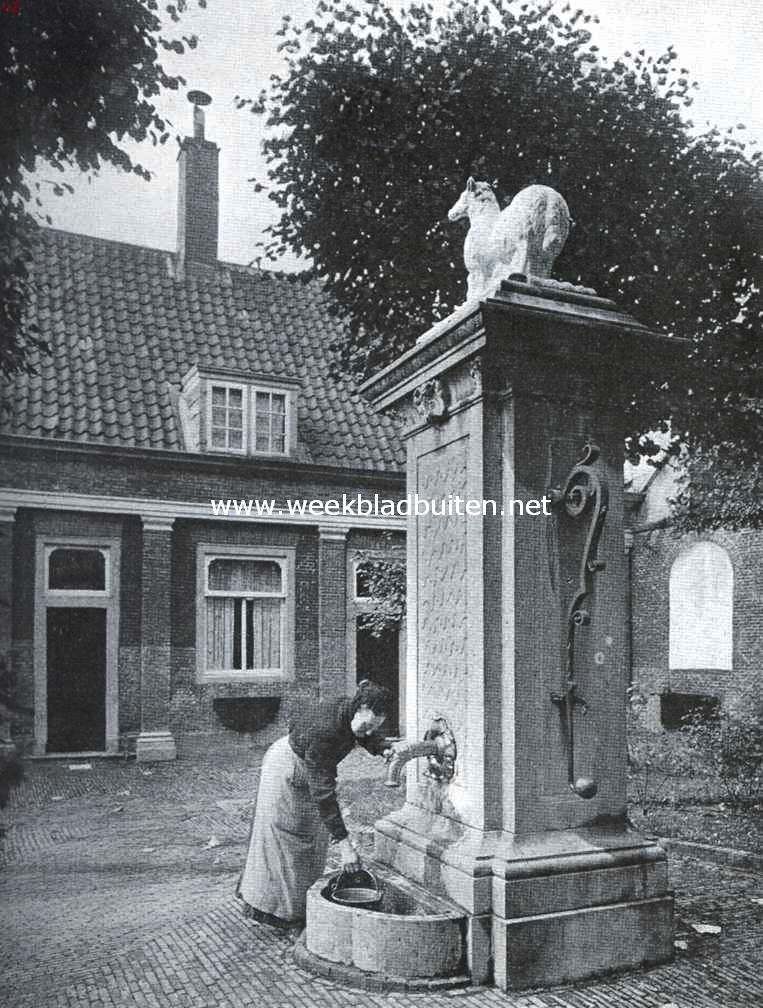 Leidsche Hofjes. Binnenplaats met pomp van 't hofje van Eva van Hogeveen