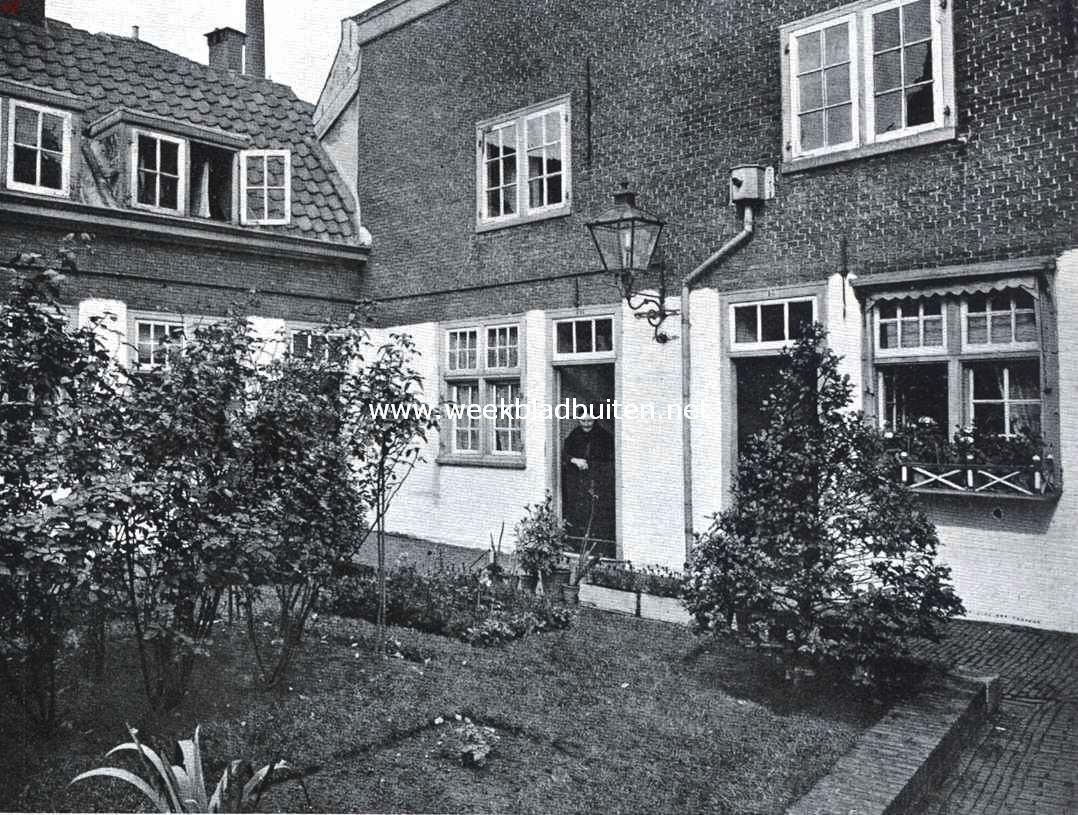 Leidsche Hofjes. Binnenplaats van het hofje van Samuel de Zee