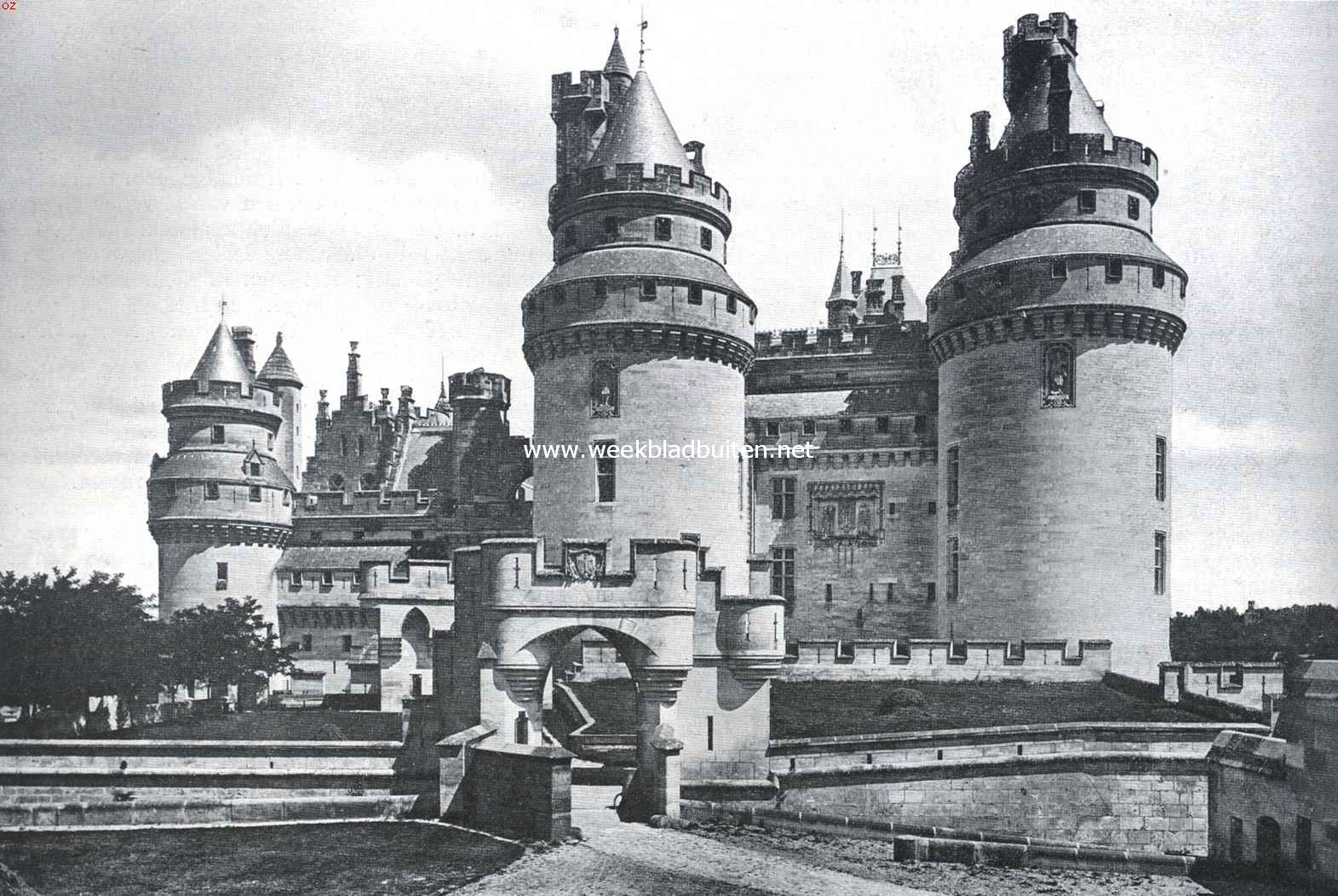 Het kasteel van Pierrefonds. Zuidzijde met voorpoort. Links de Arthurtoren, op den voorgrond de Charlemagne en Caesar-torens; tusschen deze de Donjon