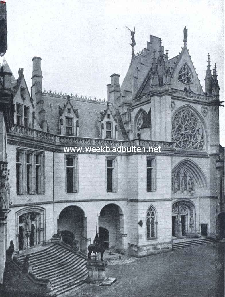 Het kasteel van Pierrefonds. Hoek van het binnenplein. Links de opgang tot het kasteel (soldatenverblijven) met standbeeld van Lodewijk van Orleans, rechts de kapel