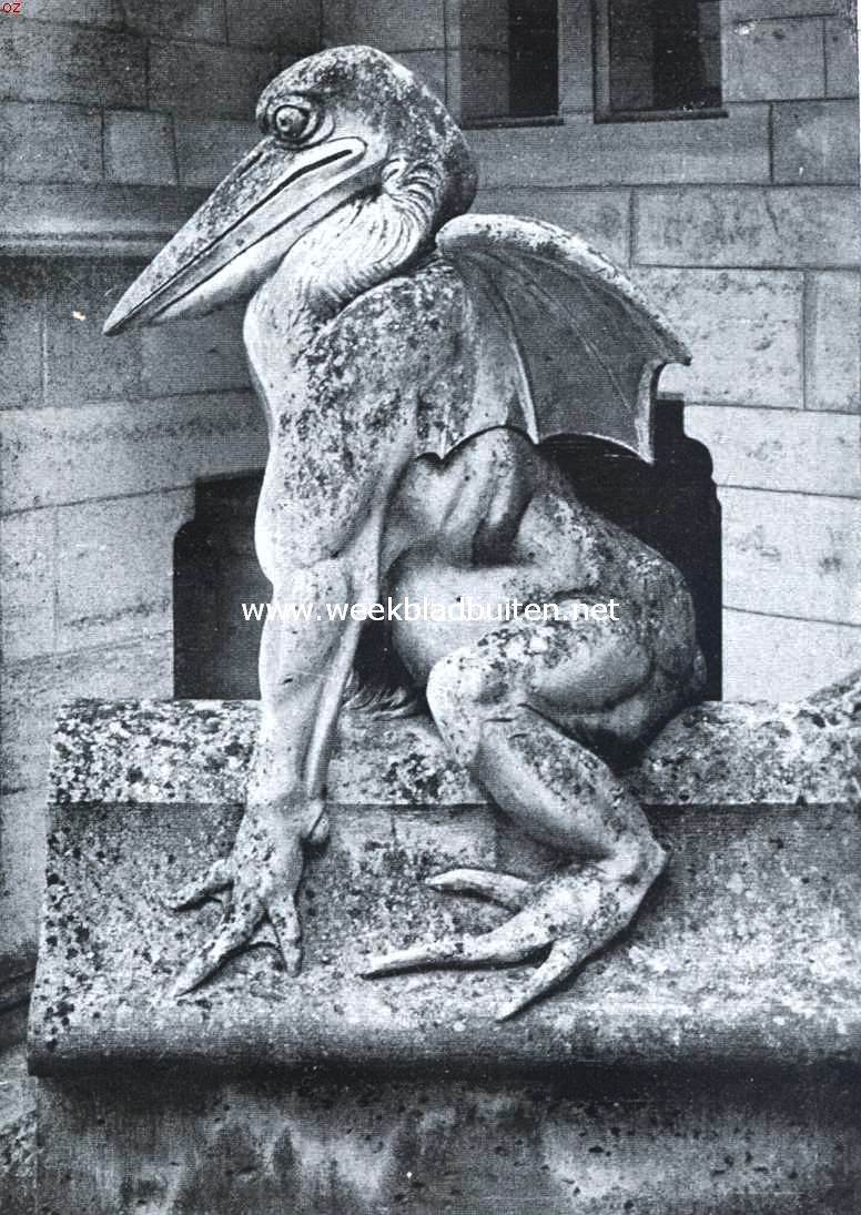 Het kasteel van Pierrefonds. Fabeldier op de borstwering van de trap aan het binnenplein