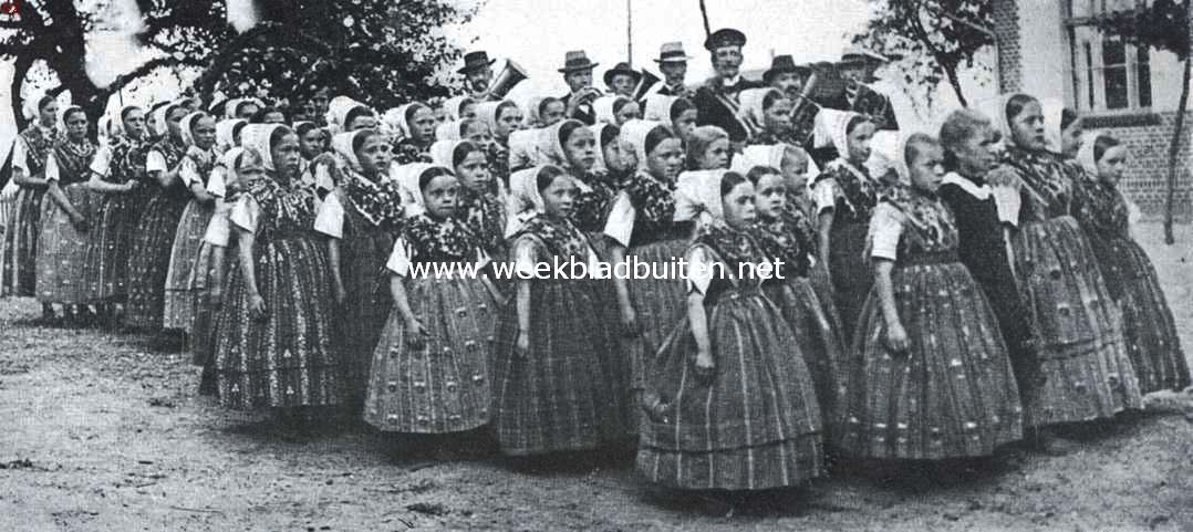 Van de Wenden en hun land. Wendische meisjes uit Hoyerswerda bij een schoolfeest
