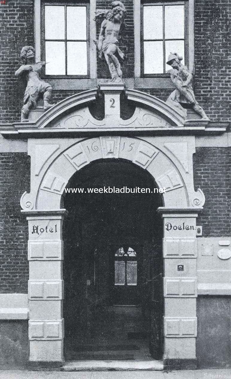 De Doelen te Hoorn. De ingang van Den Doelen te Hoorn, vrijwel het eenige dat nog aan de vroegere sierlijkheid van den gevel herinnert