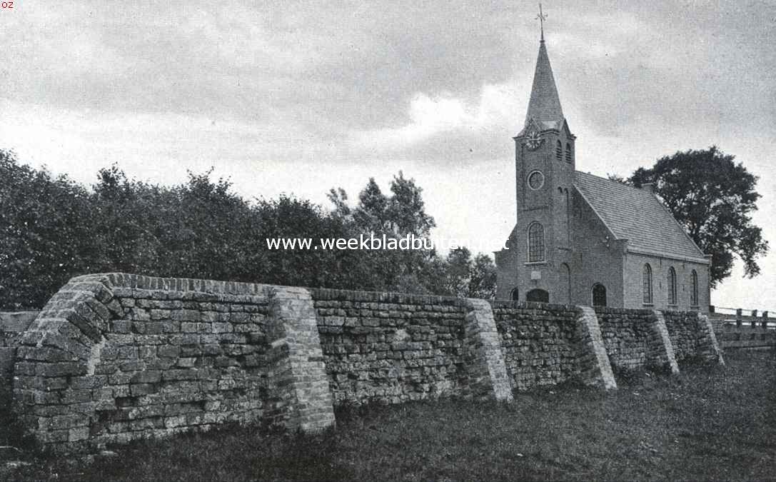 De Egmonden. Het tegenwoordige kerkje te Egmond-Binnen, ter plaatse van de Abdijkerk. Op den voorgrond muur met steenen, van de abdij-gebouwen afkomstig