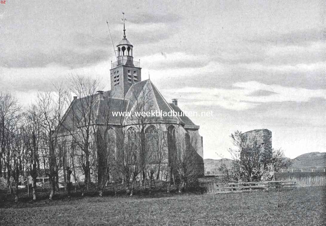 De Egmonden. Het kerkje te Egmond aan den Hoef. Rechts daarvan het eenige overblijfsel van het slot