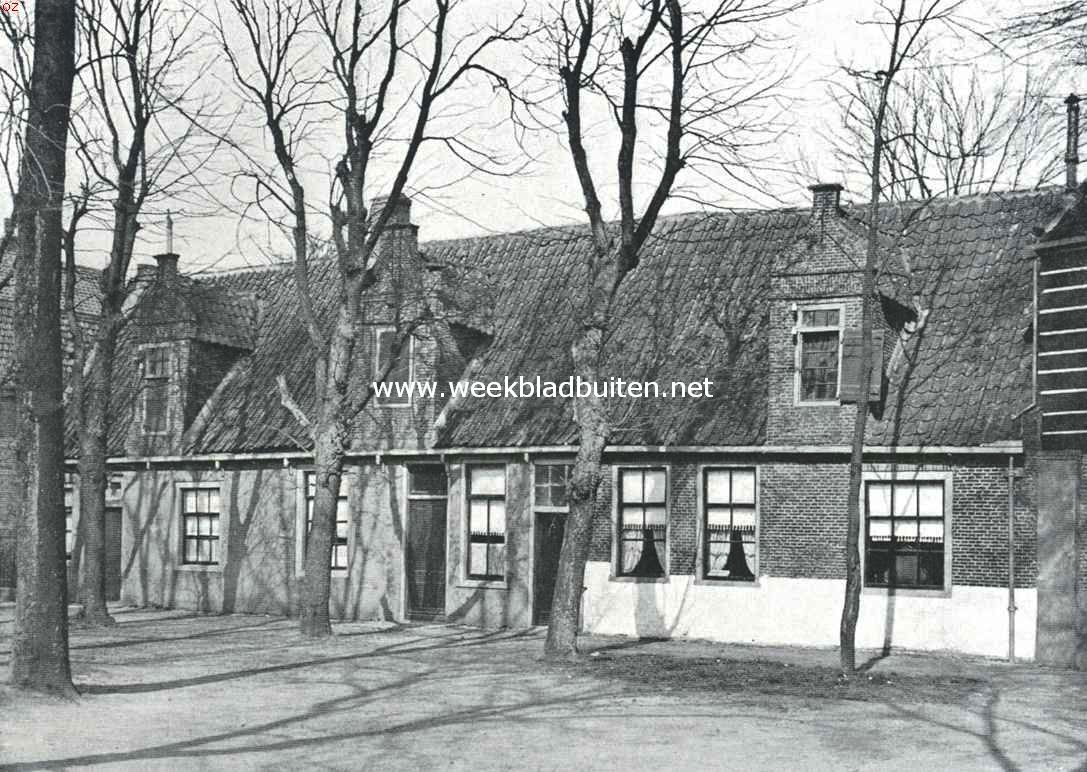 De Egmonden. Oude huisjes ten westen van de kerk te Egmond aan den Hoef