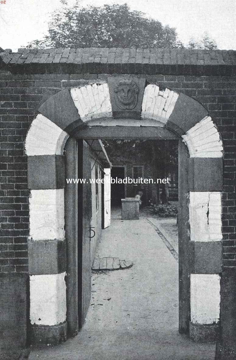 De Egmonden. Poortje van een oud huis te Egmond aan den Hoef, tegenover de plaats waar het kasteel van Egmond gestaan heeft