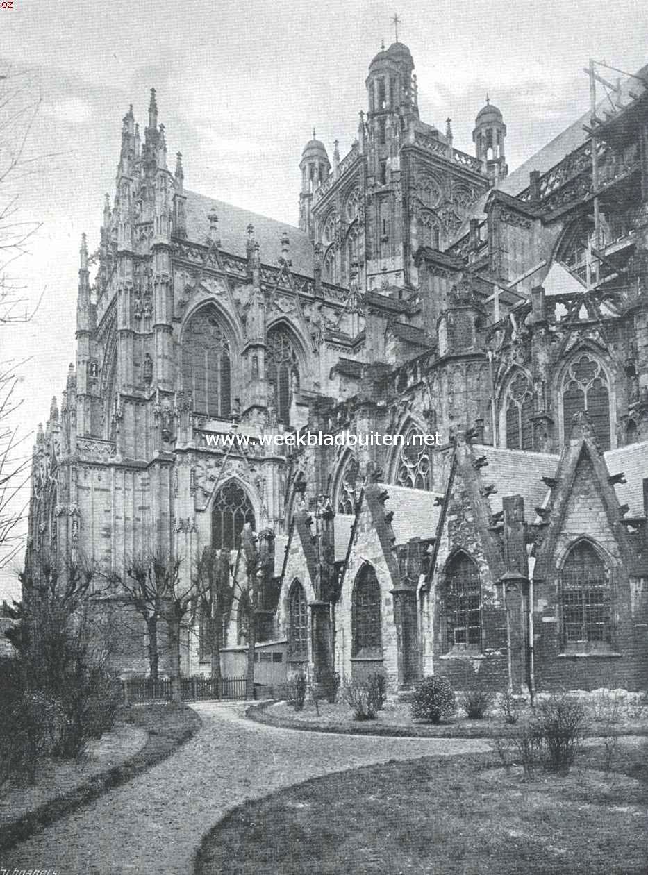 De St. Jans Kathedraal te 's Hertogenbosch. De koepeltoren en koorkapellen uit het zuidoosten gezien