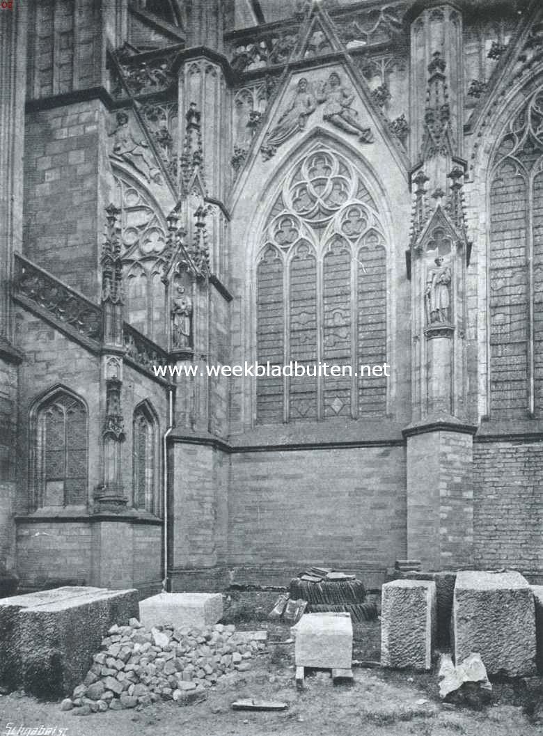 De St. Jans Kathedraal te 's Hertogenbosch. Detail van den noordermuur. In het frontaal links de 