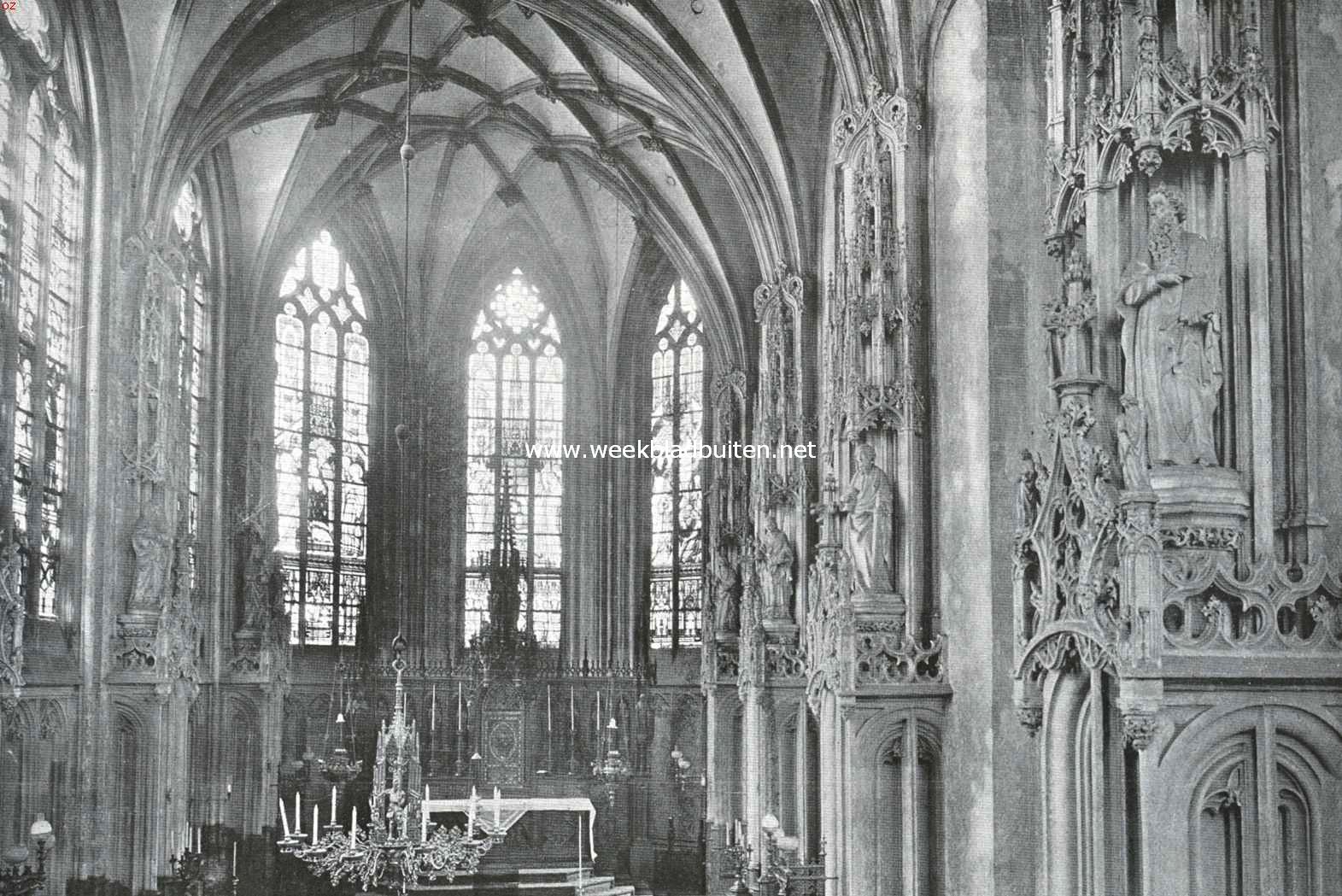 De St. Jans Kathedraal te 's Hertogenbosch. De H. Sacramentskapel in de St. Jans Kathedraal. Links de Laat-Gothische lichtkroon. Tegen den peiler rechts het beeld van Mozes