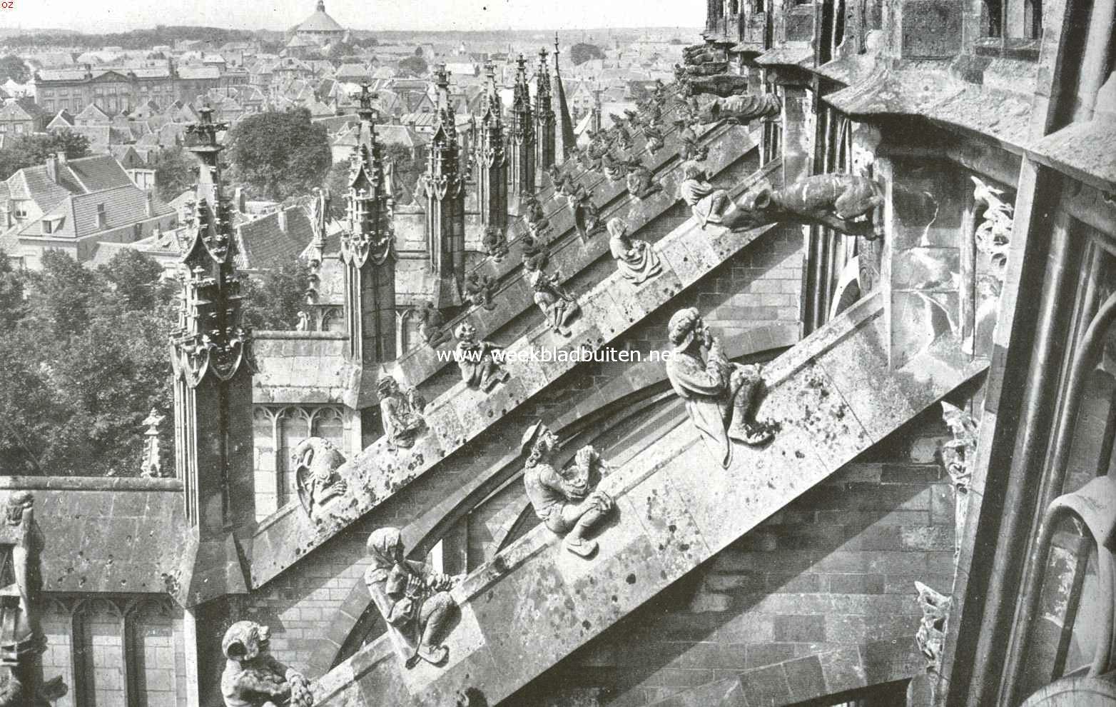 De St. Jans Kathedraal te 's Hertogenbosch. De luchtbogen met hunne typische beelden aan de zuidzijde der St. Jans Kathedraal