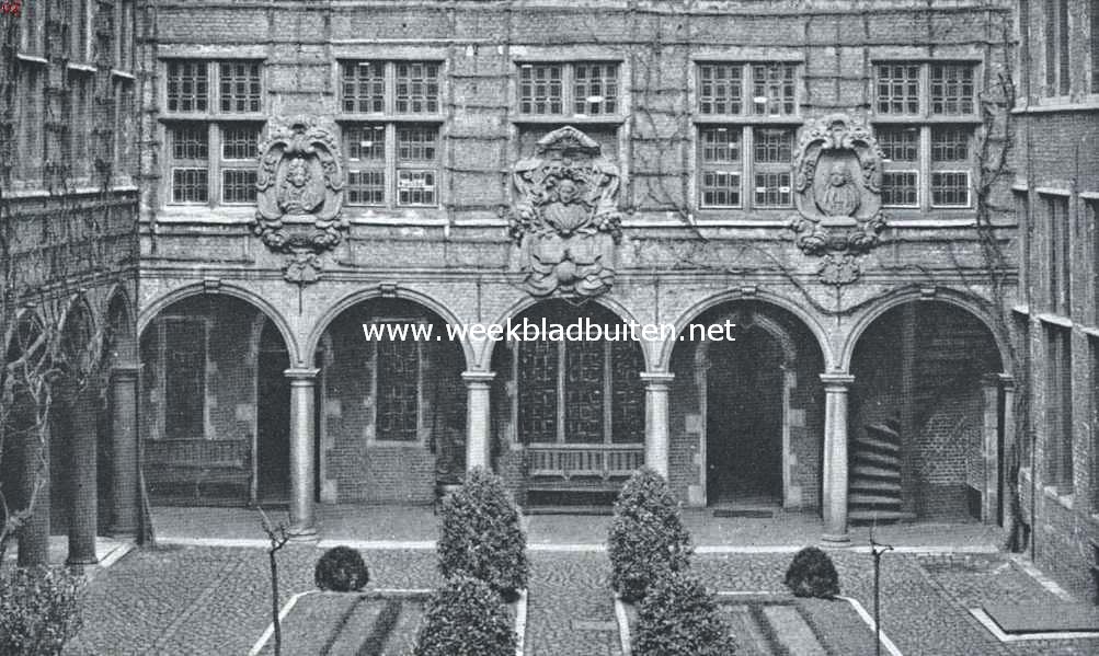 Het Museum Plantijn te Antwerpen. De noordzijde van de binnenplaats van het Museum Plantijn met de borstbeelden van eenige Moretussen