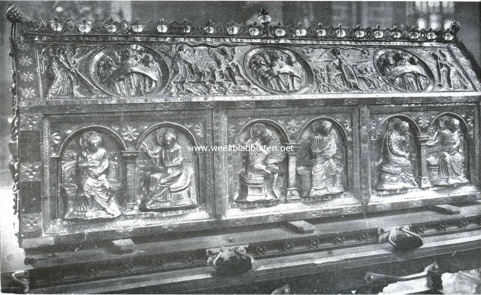Verguld-koperen reliekschrijn of noodkist in de St. Servatiuskerk