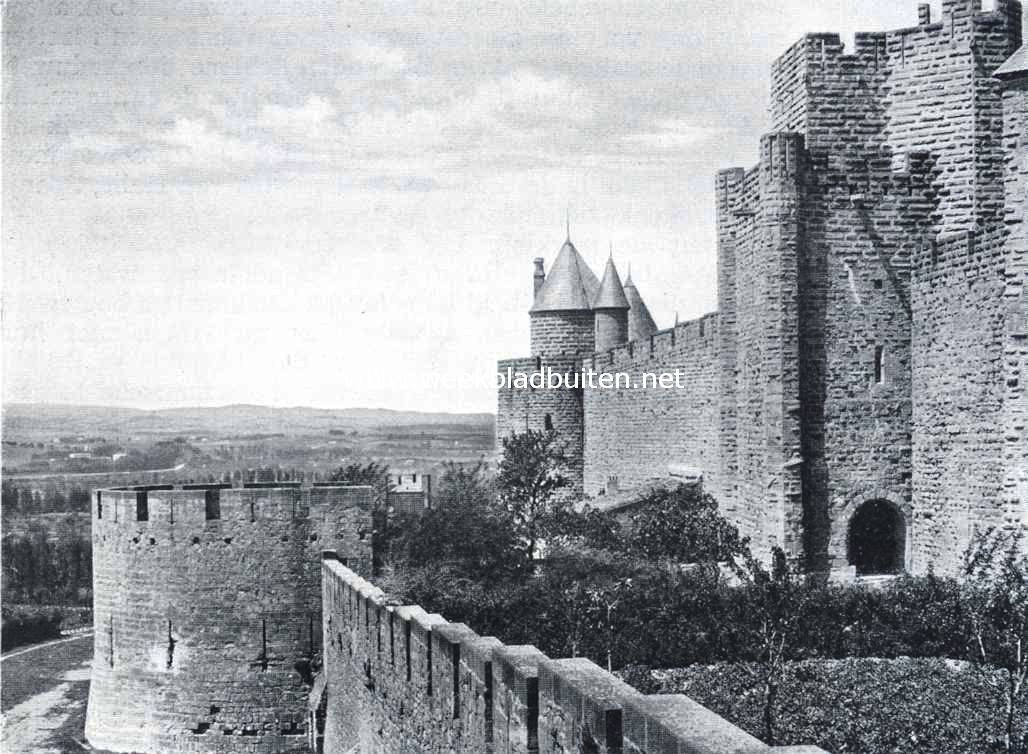 La cité de Carcassonne. Fragment van de twee ringmuren (zuidzijde)