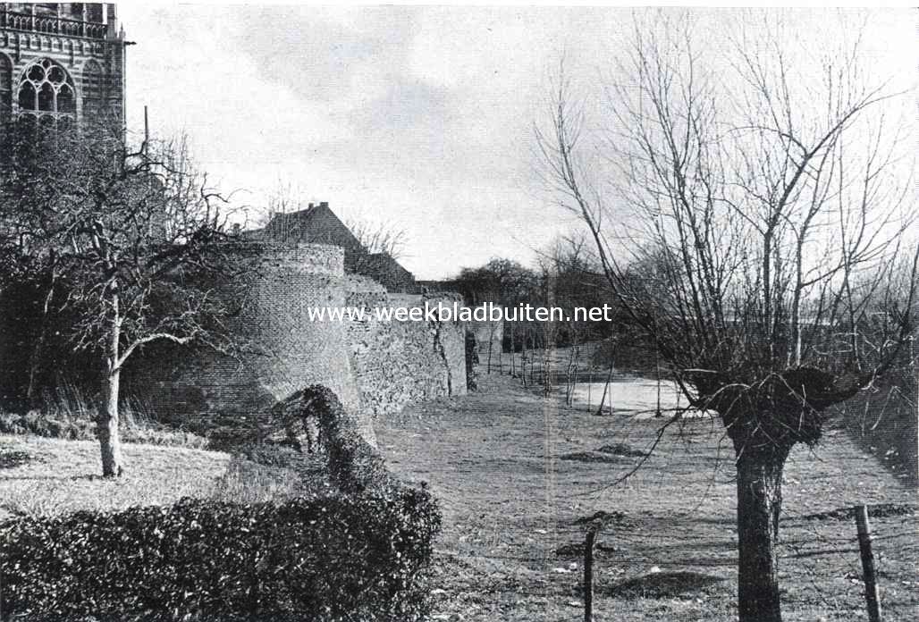 Rhenen. Oude stadsmuur en droge stadsgracht aan de zuidzijde van Rhenen