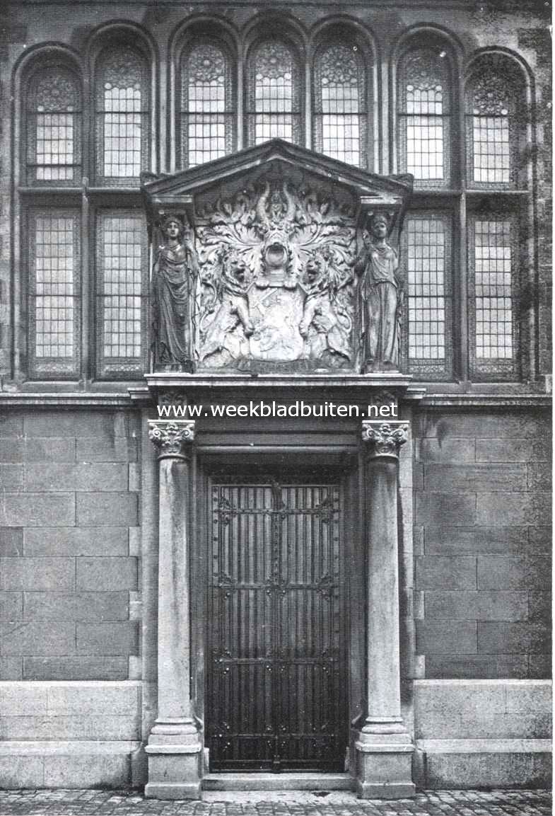 De vernielzucht in Holland. De deur van het Koningspaviljoen in het Centraal Station te Amsterdam aan de voorzijde ontdaan van haar bekisting