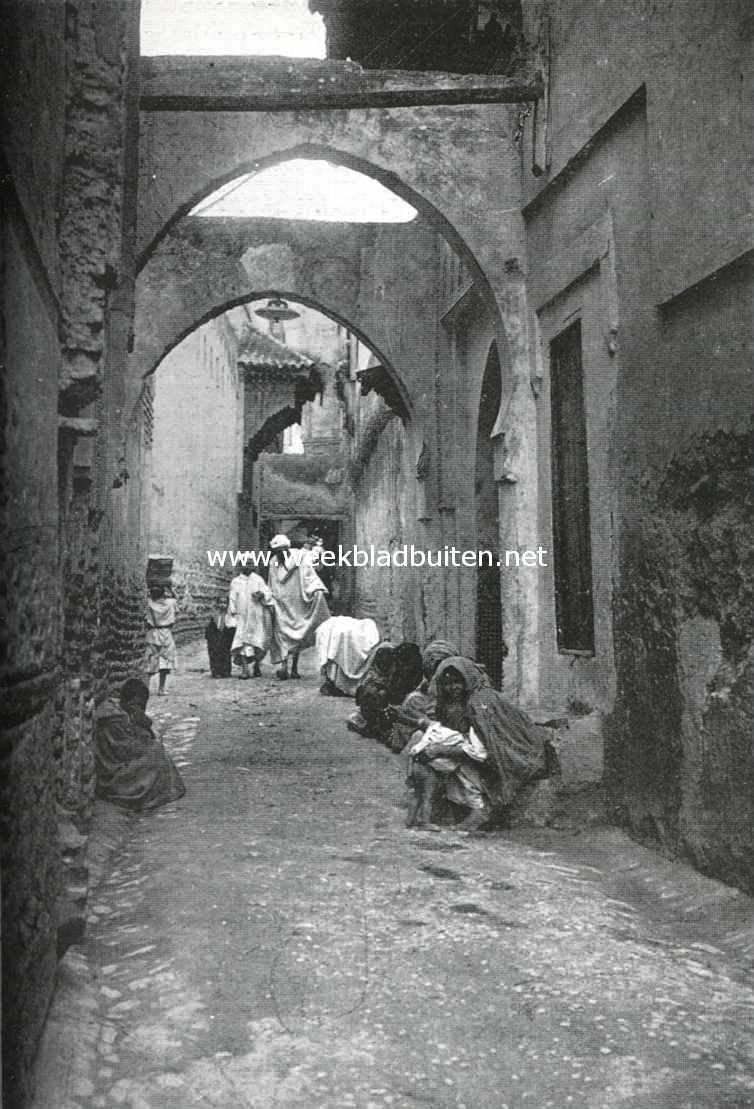 Fransch-Marokko. Straat in Fez Djeddid (het nieuwe Fez) dat echter ook zr oud is