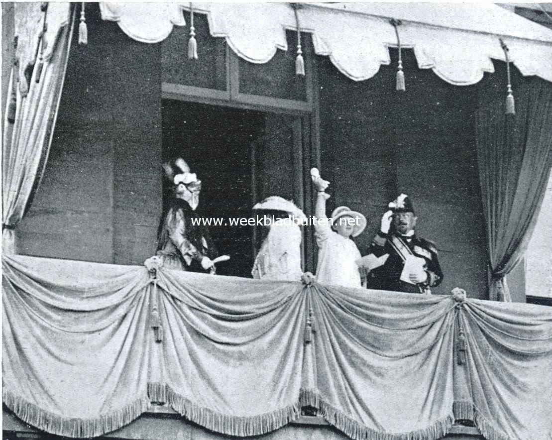 Prinses Juliana tijdens de jubileumfeesten, de op den Dam zich verdringende menigte toewuivend