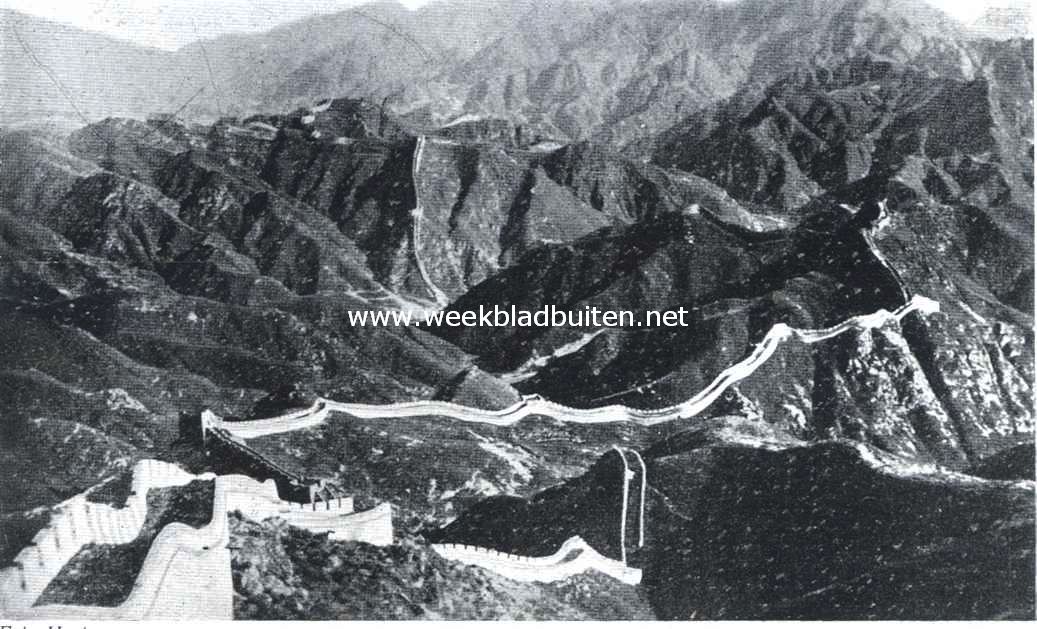 De Groote Chineesche Muur. Tientallen van mijlen, nu eens onder, dan over een bergtop, loopt de Chineesche Muur verder