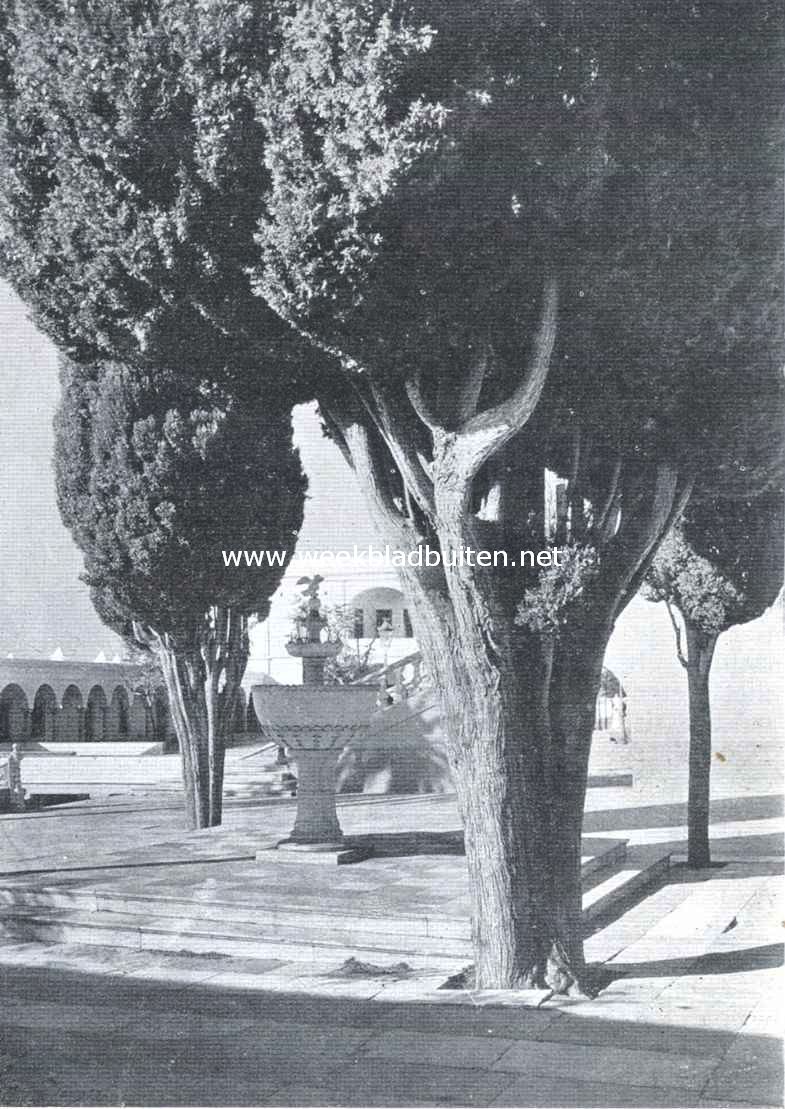 De Cycladen. Tinos, voorhof van de kathedraal