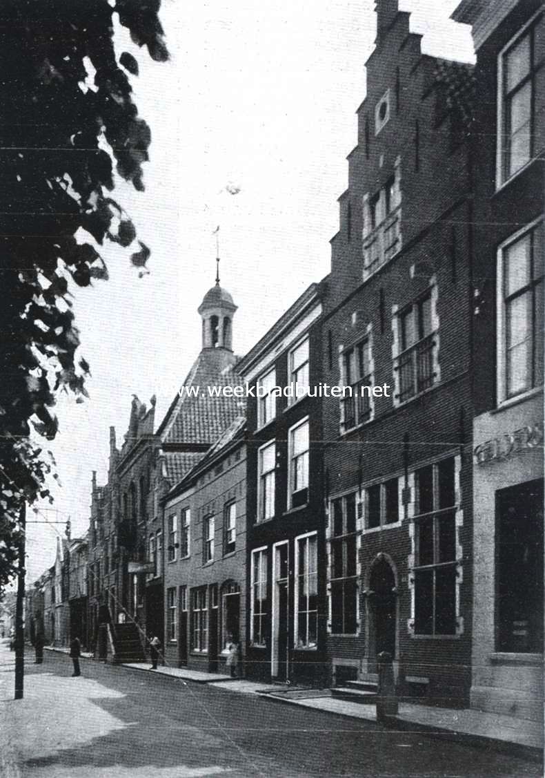 Geertruidenberg. Huizen aan de markt. Links (met het torentje) het stadhuis, in het huis met het mooie geveltje rechts woonde de dichteres J.C. de Lannoy
