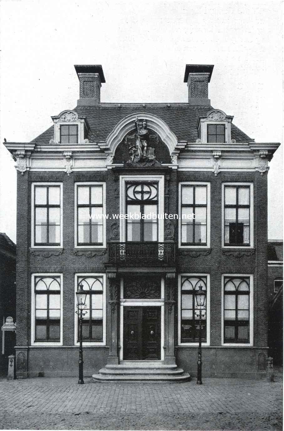Het stadhuis te Harlingen. De gevel aan de Noorderhaven