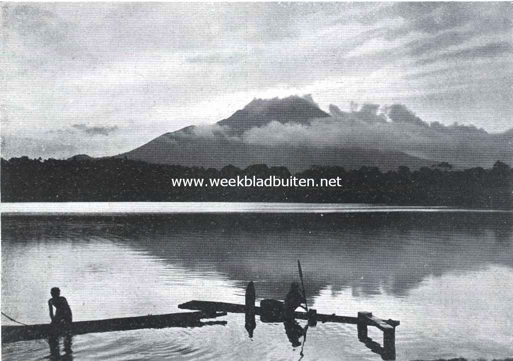 Het Meer van Klakah met den Lamongan op den achtergrond