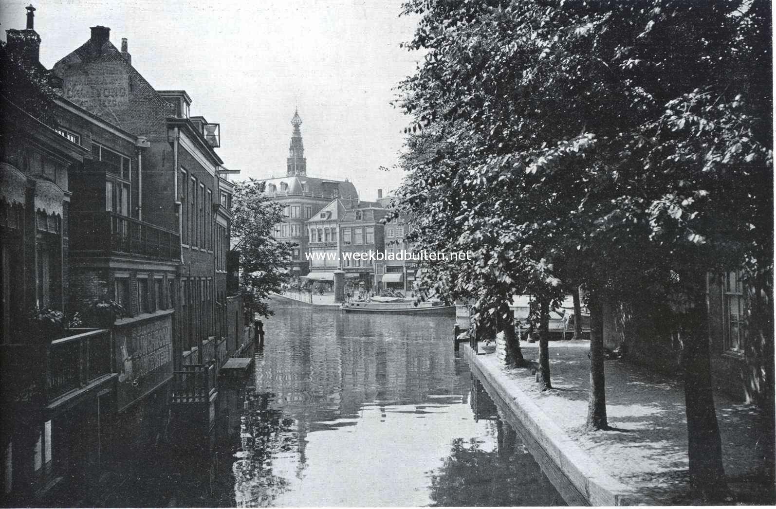 Gezicht van de Hartebrug op de Stille Mare en Aalmarkt te Leiden